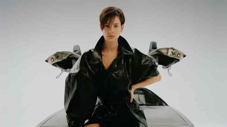 Mirthe Dijkstra Looks Stylish With a DeLorean in TM Textilmitteilungen