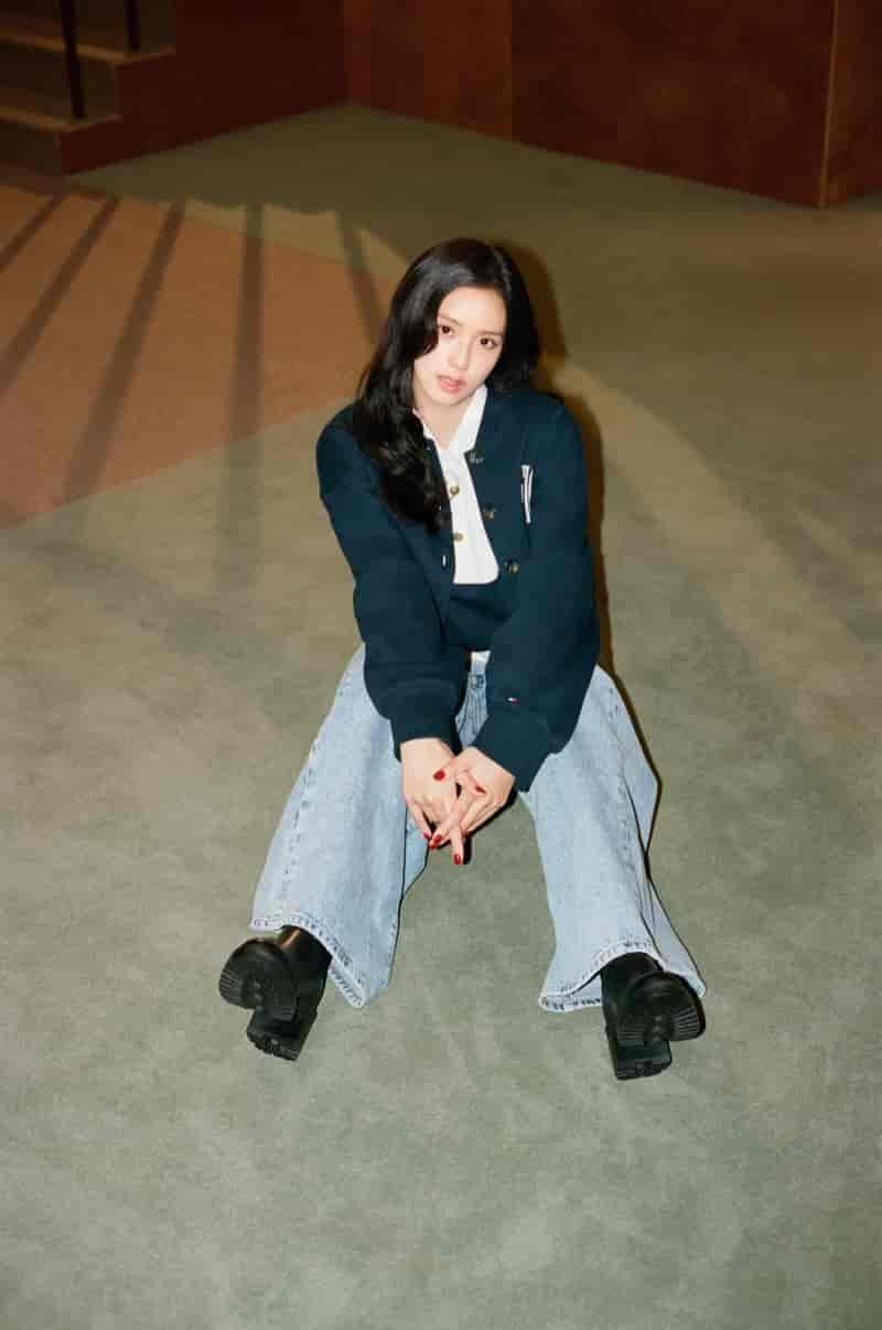 Jisoo tommy hilfiger holiday 2025 ad03