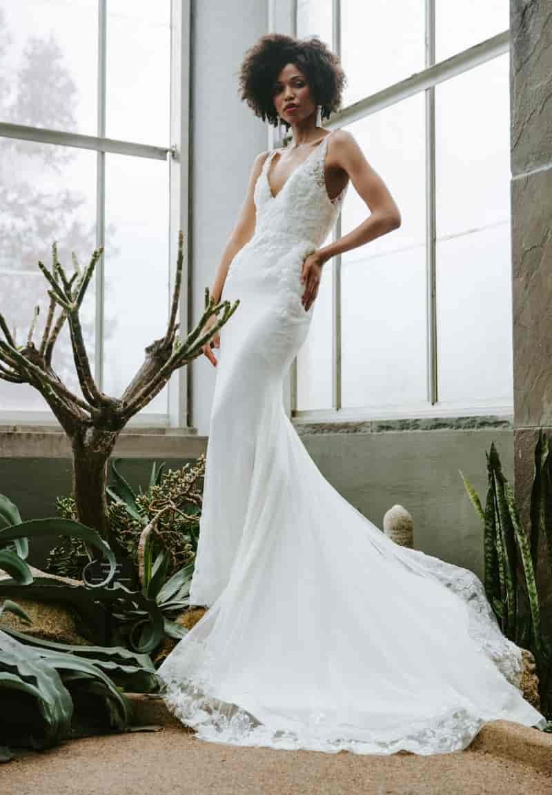 Lace sleeveless wedding gown
