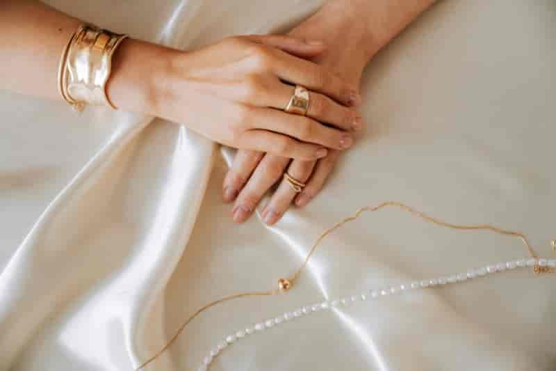 Sculptural jewelry